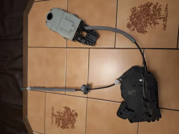 Bakre högra dörrlås SKODA SUPERB III ESTATE image 2