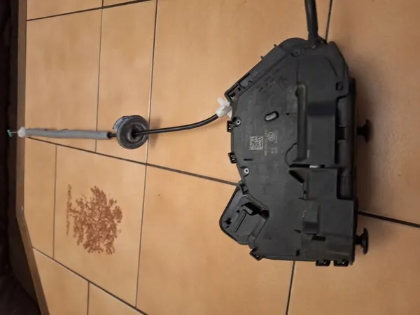 Bakre högra dörrlås SKODA SUPERB III ESTATE image 3