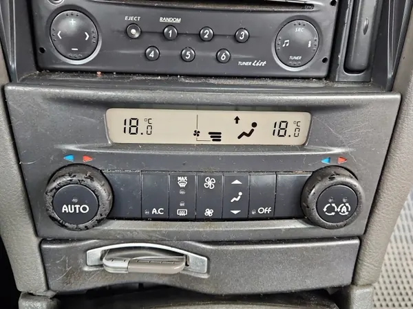 Console panneau aération Renault Laguna II 8200264425-C image 2
