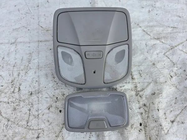 Luz de cabina Hyundai i40 OEM 92800-3sxxx - Usado image 2