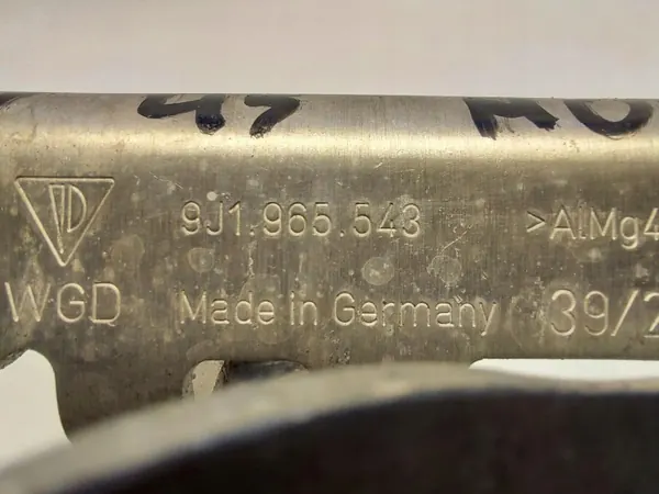 Porsche Taycan 4S Vesipumpun Kiinnike OEM 9j1965543 image 3