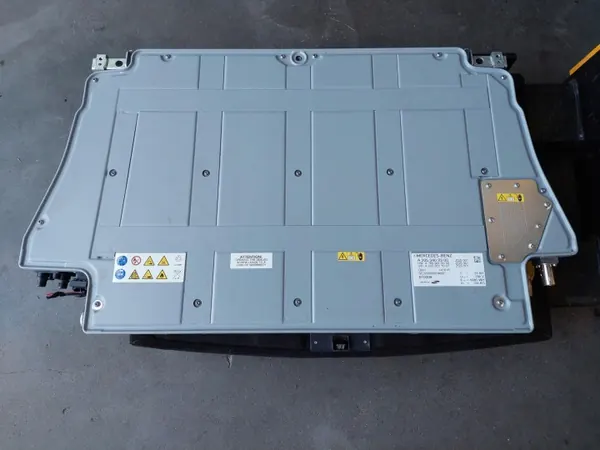 Batería HV Mercedes OEM A2053402300 22Ah Usada image 2