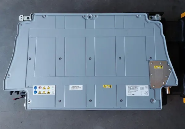 Batería HV Mercedes OEM A2053402300 22Ah Usada image 3