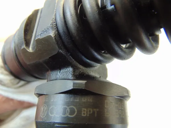 Bomba de Inyección Bosch OEM 038130073BQ Usada image 3