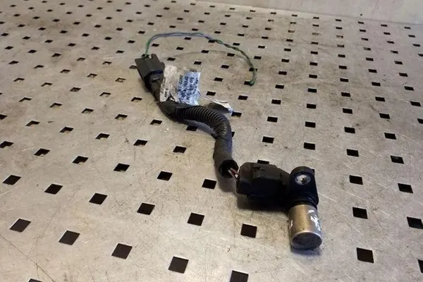 Kampiakselin sijaintianturi VOLVO V70 II 2.4L diesel OEM 30713485 image 2