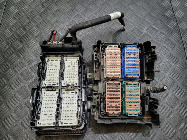 Sulakekaappi OEM 39116626 Opel Insignia B 1.6 D CDTI:lle image 2
