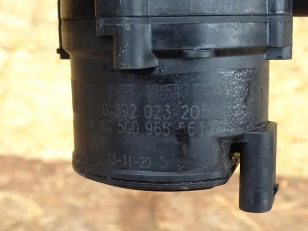 AUDI A3 8V GOLF VII LEON III 1.6 TDI Vattenpump 5C0965561 image 3