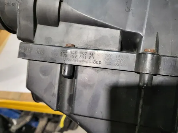 Ilmansuodattimen kotelo Volkswagen Jetta 2013 OE 3C0129601BC image 3