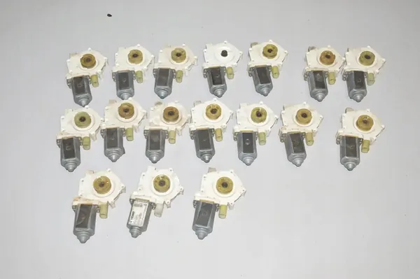 Vasemman etuikkunan moottori BMW 5 (E39) 8360511 image 2