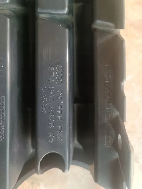 AUDI A3 8P LIFT Rejilla de Parachoques Delantero Derecha 8P4807682B image 3