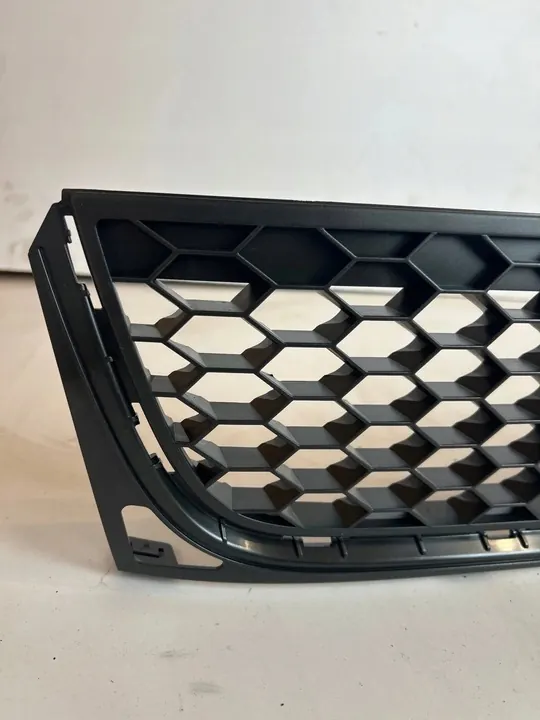 Volkswagen OE 5K0.853.677C front bumper grille image 3