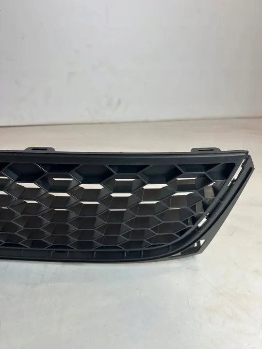Volkswagen OE 5K0.853.677C front bumper grille image 6