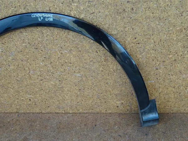 AUDI Q3 8U S-LINE Etuvasemman lokasuojan peite 8U0853717B image 2