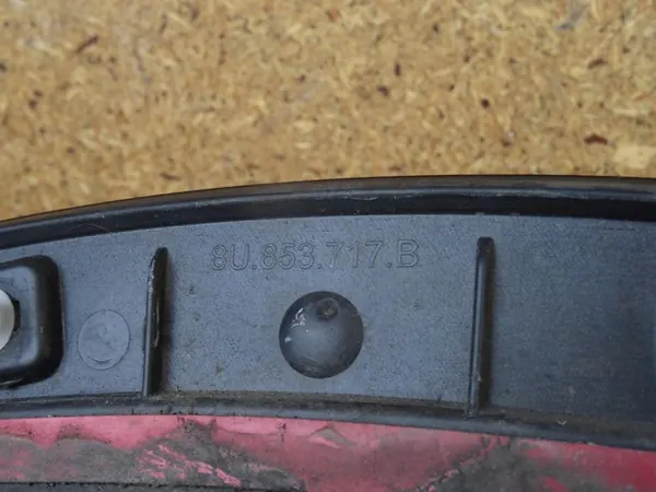 AUDI Q3 8U S-LINE Etuvasemman lokasuojan peite 8U0853717B image 6