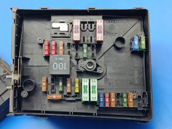 Caixa de fusíveis VW Touran I OEM 1K0937125D - Usado image 3