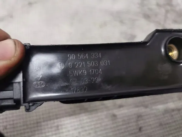 OMEGA B 2.2 16V Bobina de Ignição Bosch 90564334 image 3