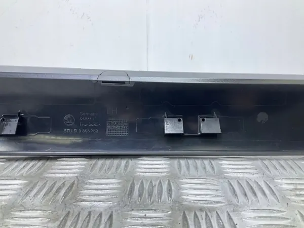 Skoda Yeti pilarisuojus vasen etu OEM 5L0853263 image 10