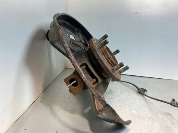 Mazda OE FBZ23847 Cubo roda dianteiro - Usado image 3