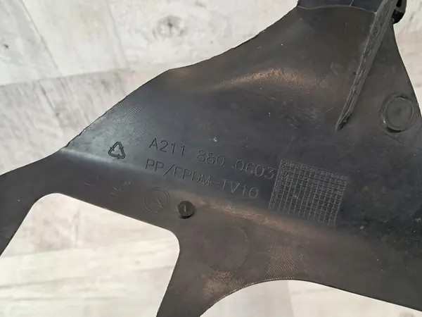 MERCEDES W211 Framskärmsstöd Höger A2118800603 image 7