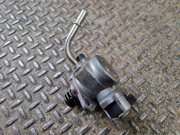 Volvo XC40 2020 Hochdruckkraftstoffpumpe OEM 31437903 image 3