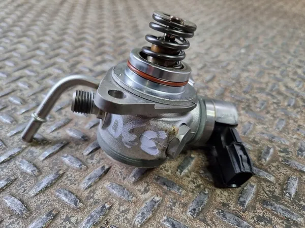 Volvo XC40 2020 Hochdruckkraftstoffpumpe OEM 31437903 image 5