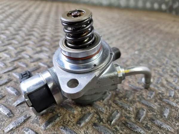 Volvo XC40 2020 Hochdruckkraftstoffpumpe OEM 31437903 image 6