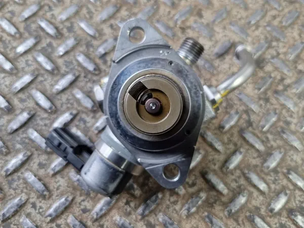 Volvo XC40 2020 Hochdruckkraftstoffpumpe OEM 31437903 image 7