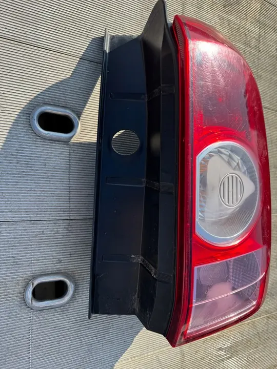 Höger Baklykta Dacia Duster image 2