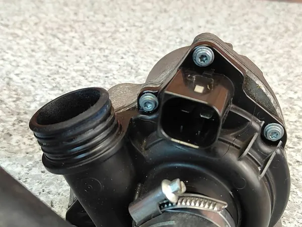 Elektrisk vattenpump BMW F10 F01 F07 F06 F25 F26 E70 N55 7632426 image 7