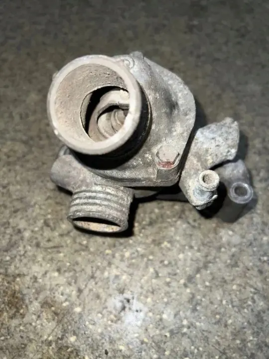 Thermostatgehäuse OEM 1265055 für BMW E30 M20 image 3