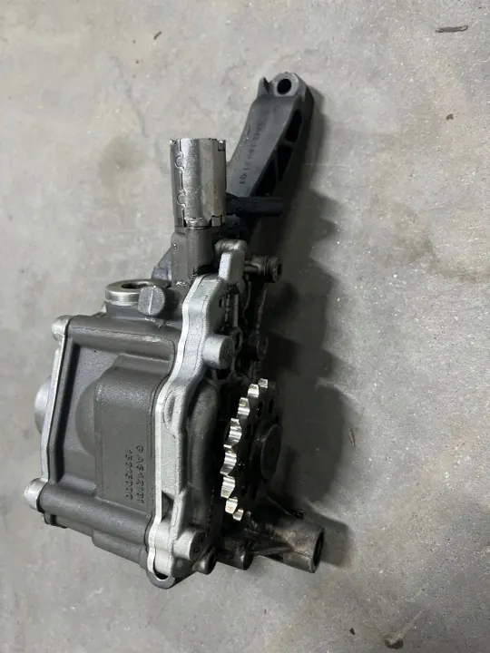 Bomba de aceite Mercedes-Benz OEM A6421811347 - Usada image 2