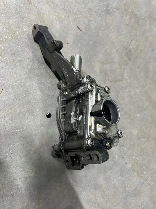 Bomba de aceite Mercedes-Benz OEM A6421811347 - Usada image 3