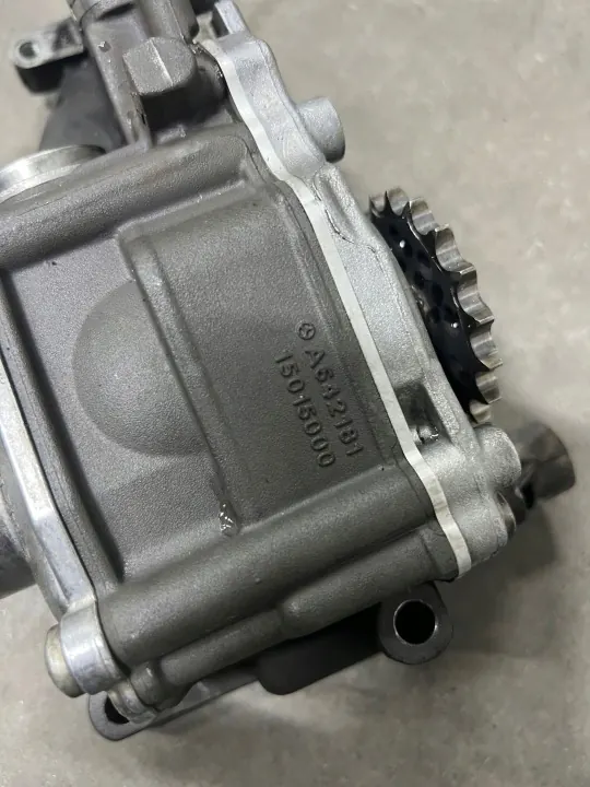 Bomba de aceite Mercedes-Benz OEM A6421811347 - Usada image 4