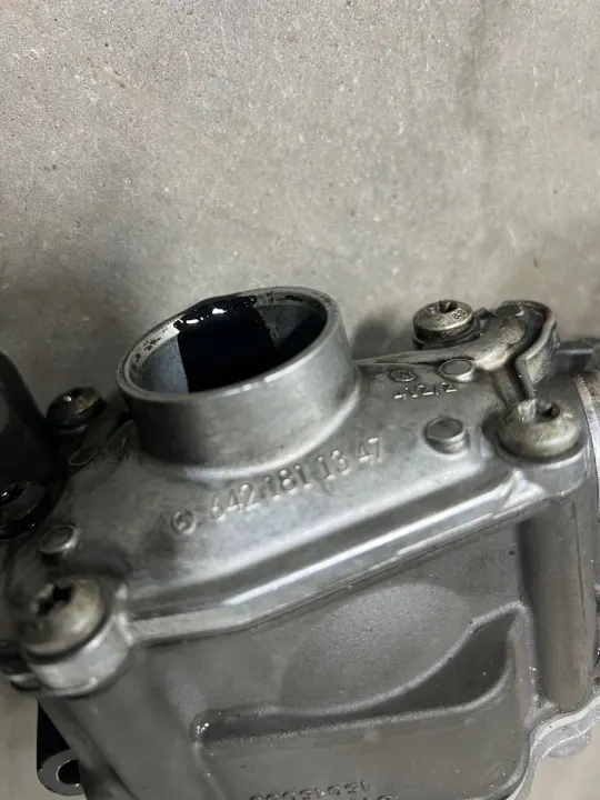 Bomba de aceite Mercedes-Benz OEM A6421811347 - Usada image 5