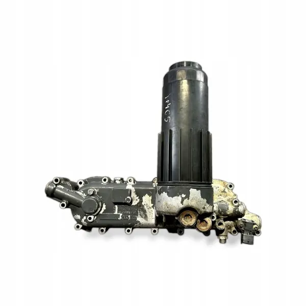 Iveco Oljefilterfäste OEM 504180635 - Begagnad image 2
