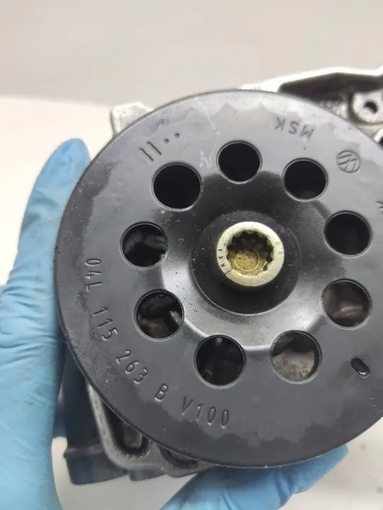 Skoda Superb B8 Öljypumppu OEM 04L145208K - Käytetty image 3