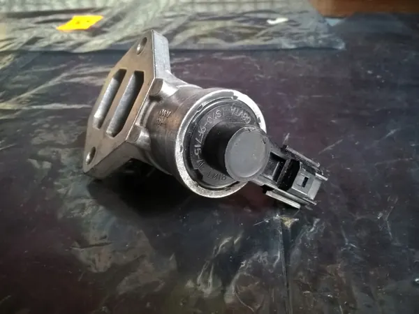 Ford OE Tyhjäkäyntiventtiili 1S7G-9F715 image 9