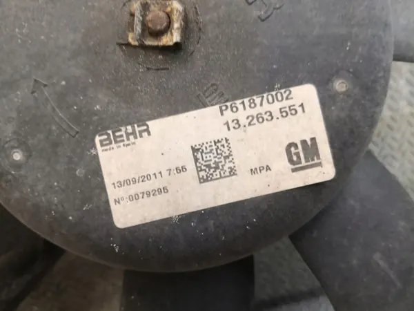 Ventilador AC Opel Corsa D OEM 13263540 - Usado image 4