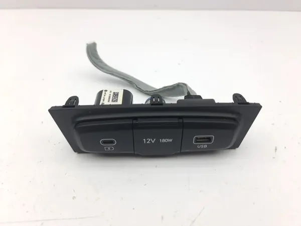 Hyundai i20 USB-aansluiting OEM 84644Q0600 - Gebruikt image 2
