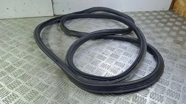 Porsche Cayenne 7P5 bagageluckstätning OEM 7P5827705 image 2