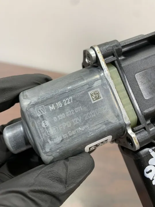 Alfa Romeo Stelvio vänster bakruta motor OEM 0130822071 image 5