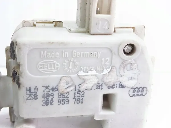 Audi A6 S6 C5 2001 Bränsletanklucka Aktuatorer OEM 3B0959781 image 5