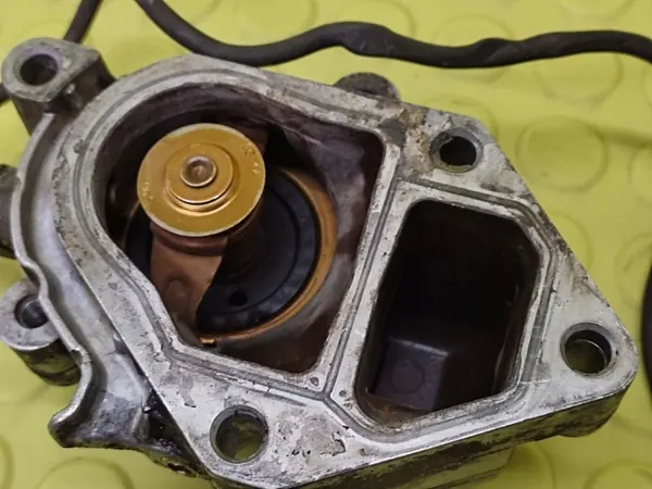 Volvo XC90 2.9 Termostaatti OEM 8636779 - Käytetty image 4