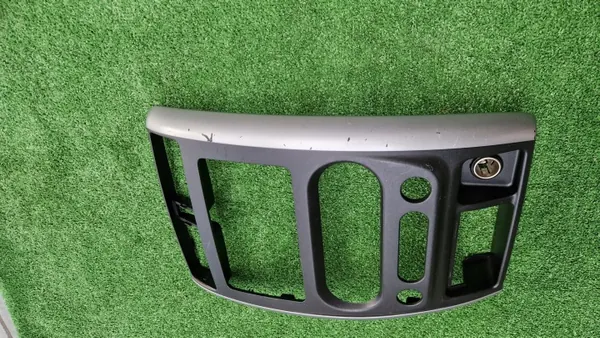 Suzuki Jimny Radion Kehys OEM RAMKA 2005R > image 3