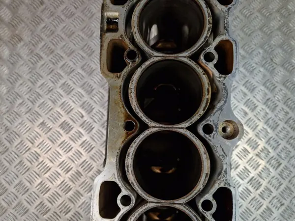 Bloco Motor Volvo Usado OEM 6G9N-6010-AG 3.2 R6 image 9