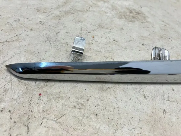 Toyota Yaris III Etupuskuri Kromi Koriste Vasemmalle OEM OYT25842 image 2