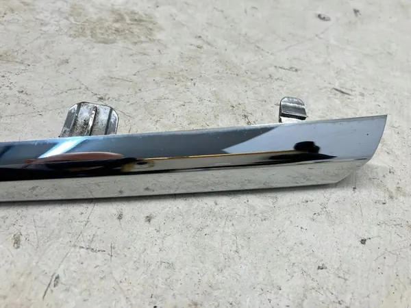 Toyota Yaris III Etupuskuri Kromi Koriste Vasemmalle OEM OYT25842 image 3