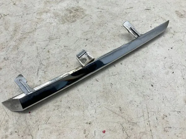 Toyota Yaris III Etupuskuri Kromi Koriste Vasemmalle OEM OYT25842 image 4