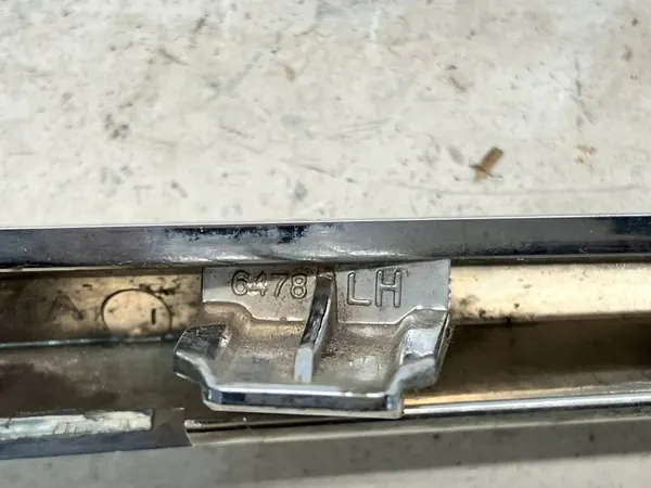 Toyota Yaris III Etupuskuri Kromi Koriste Vasemmalle OEM OYT25842 image 5