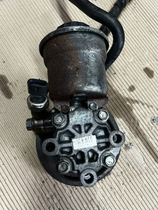 Pompe de direction assistée d'occasion OEM Toyota Avensis T25 image 2